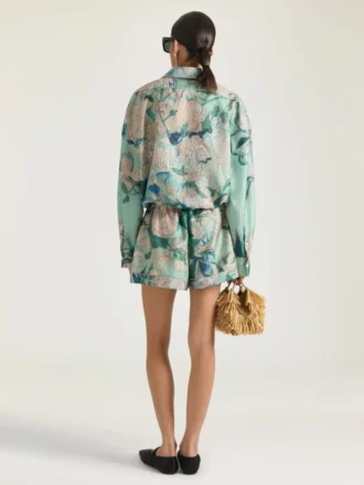 Shorts i siden med rosor-tryck