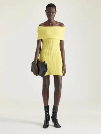 Skärade fyrkantiga ankelstövlar i glansigt läder