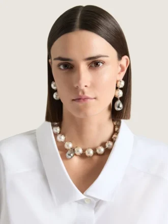 Spikiga, asymmetriska örhängen i metall och pärlor